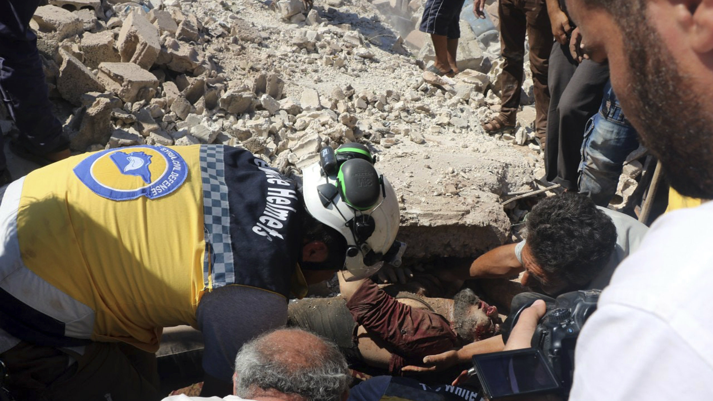 Ubijeno 10 civila u vazdušnim napadima sirijskih snaga u Idlibu 1