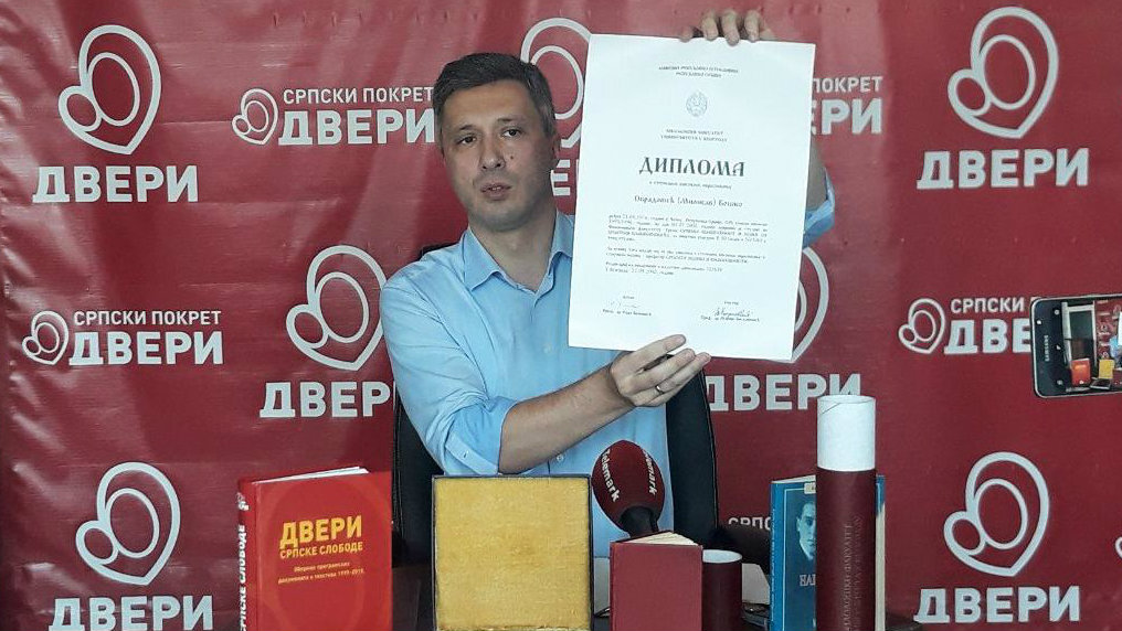 Obradović pokazao diplome i pozvao Stefanovića da i on pokaže svoje 1