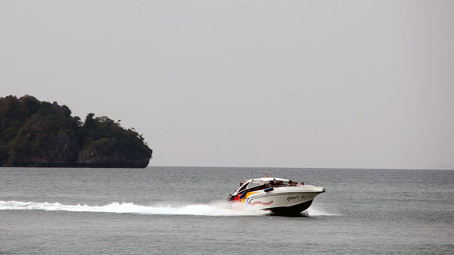 Majka i ćerka iz Srbije povređene u eksploziji na gliseru na Sitoniji (VIDEO) 1