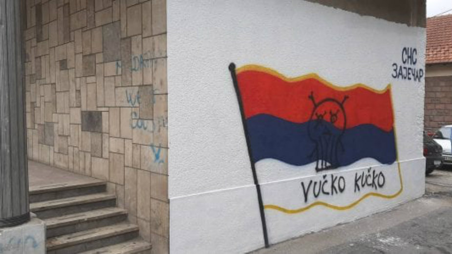 Vandali ispisali uvredljive grafite na zgradi u kojoj su prostorije SNS u Zaječaru 1