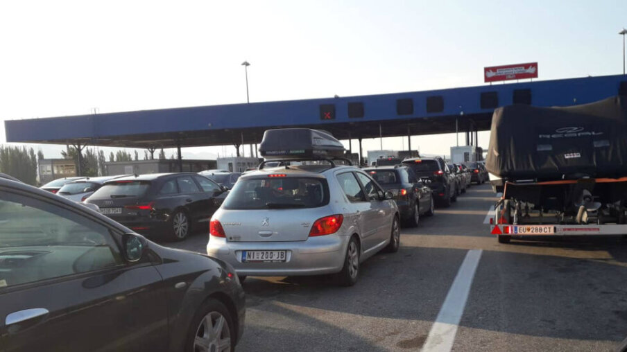 Automobili jedino čekaju na granici sa S. Makedonijom, teretnjaci se zadržavaju do tri sata 1