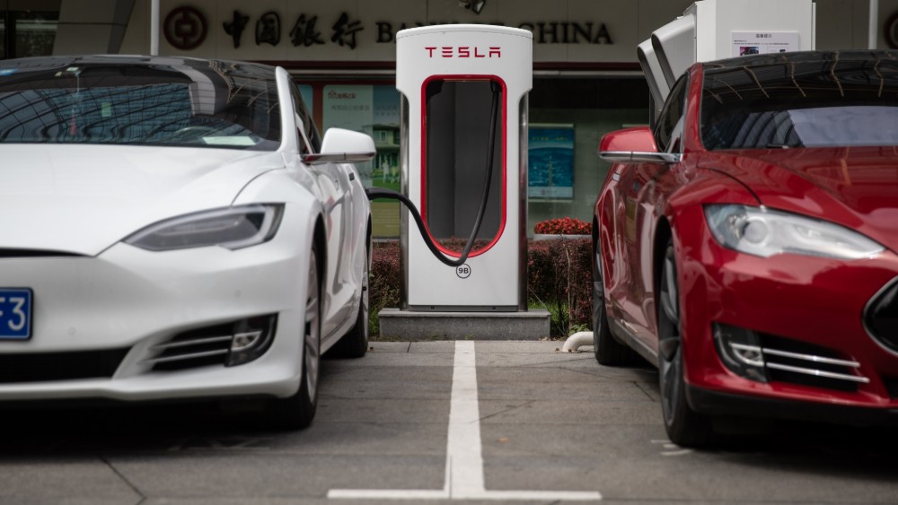Konkurenti odvajaju Teslin udeo prodaje električnih vozila u SAD 1