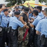Policija upotrebila suzavac i pendreke protiv demonstranata u Hongkongu 14