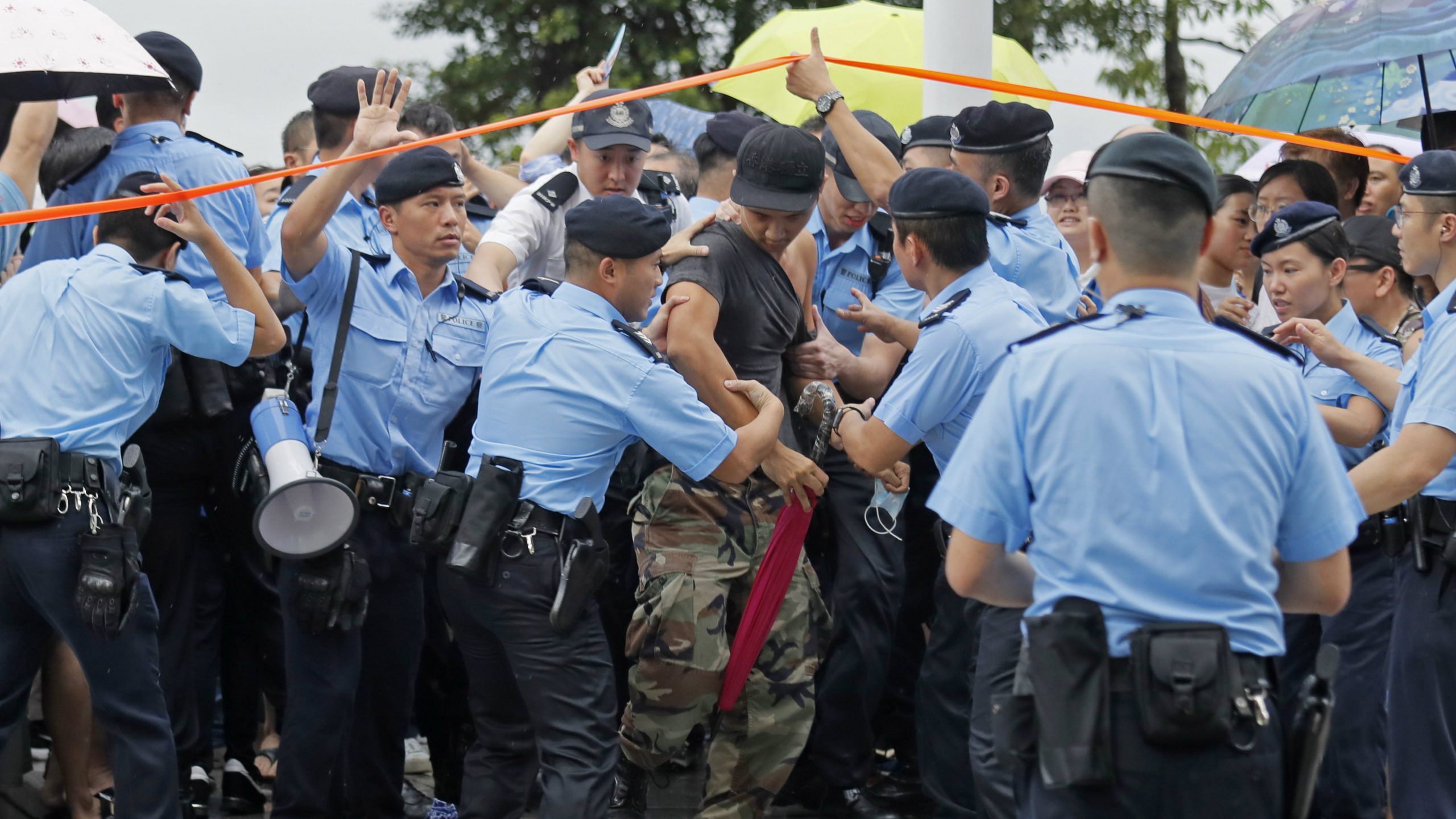 Policija upotrebila suzavac i pendreke protiv demonstranata u Hongkongu 1