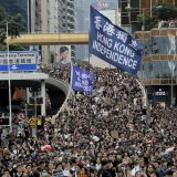 Demonstranti u Hongkongu nosili imitaciju kovčega šefice vlade 6