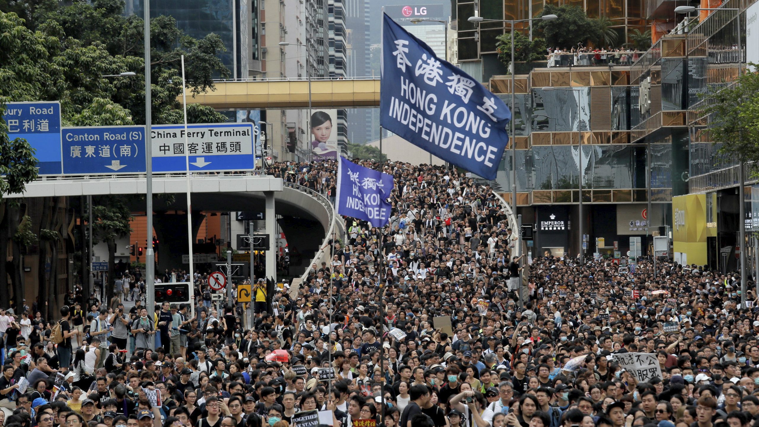 Demonstranti u Hongkongu nosili imitaciju kovčega šefice vlade 1