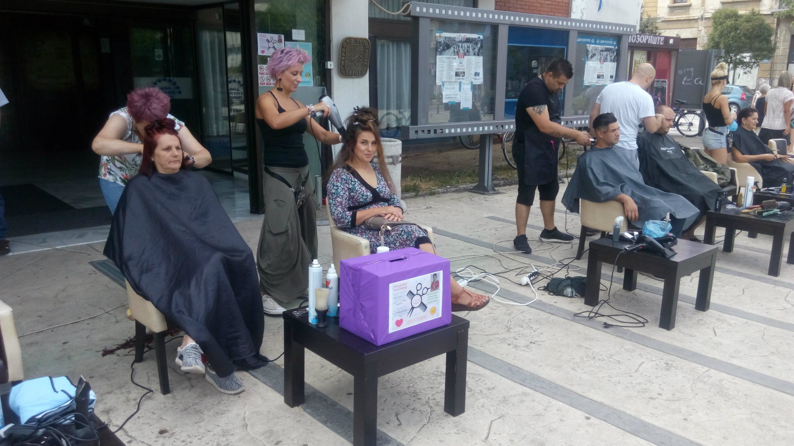 Pirotski frizeri i FB grupa "Mame Piroćanke" u akciji za pomoć dečaku Nemanji Cvetkoviću 1