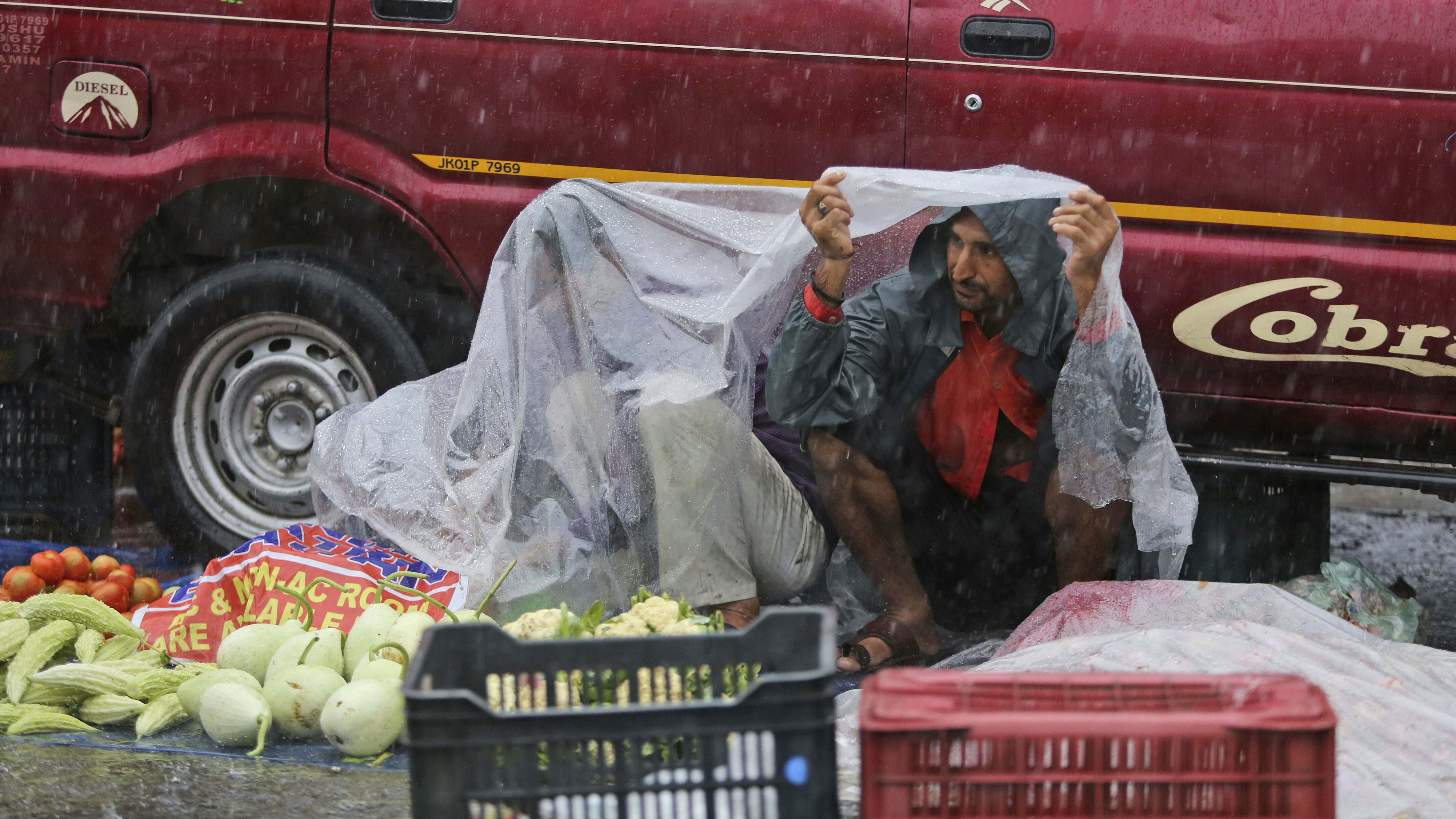 Helikopteri spasli putnike iz voza blokiranog poplavama u Indiji 2