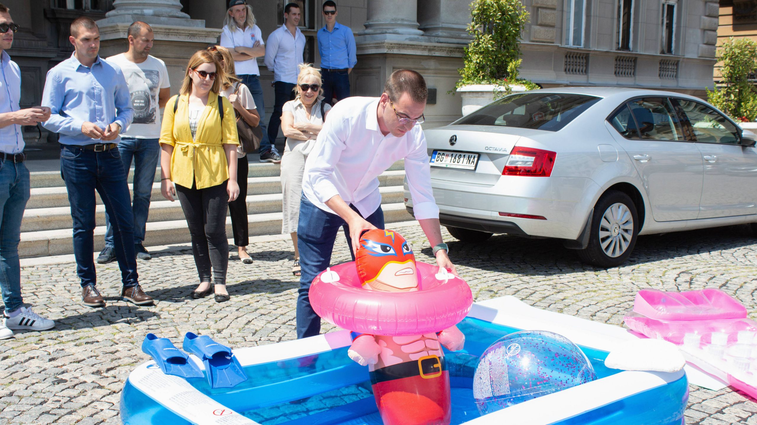 Bastać ostavio Vesiću 'šlauf' i plastični bazen 1