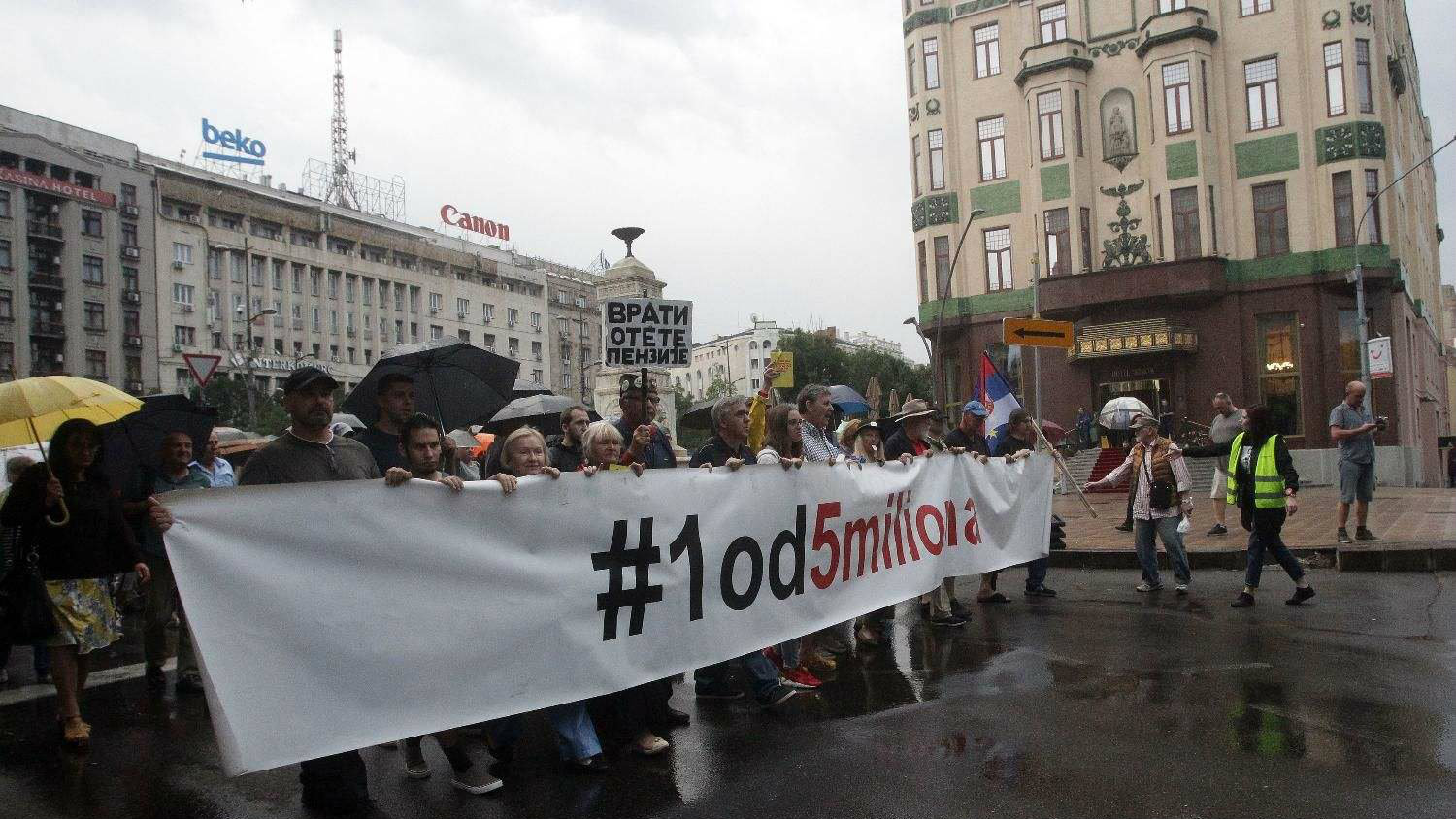 Protest "1 od 5 miliona": Stefanoviću poslali diplomu poštom (VIDEO) 1