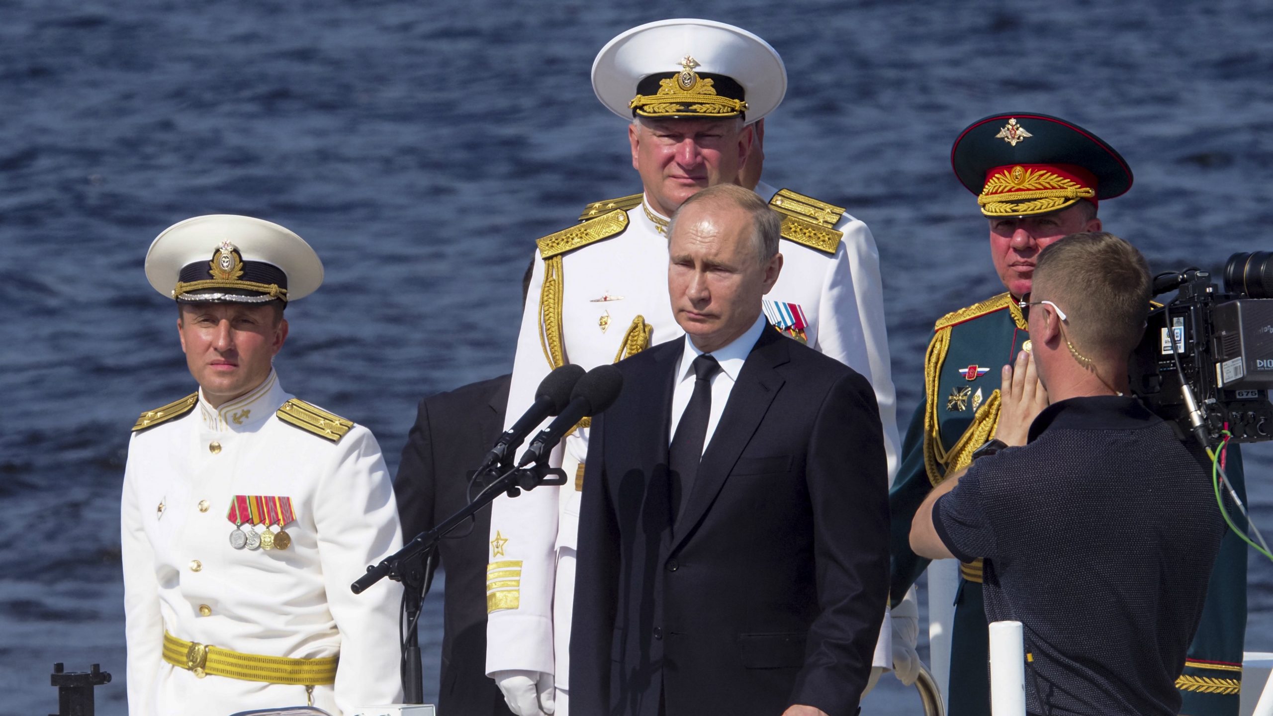 Putin predvodio paradu flote u Sankt Peterburgu 1
