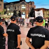 Grupa mladića pokušala da ometa tribinu u Šapcu, policija ih udaljila od bine (VIDEO, FOTO) 3