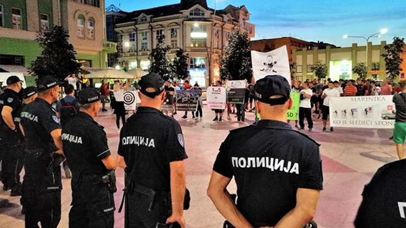 Grupa mladića pokušala da ometa tribinu u Šapcu, policija ih udaljila od bine (VIDEO, FOTO) 1