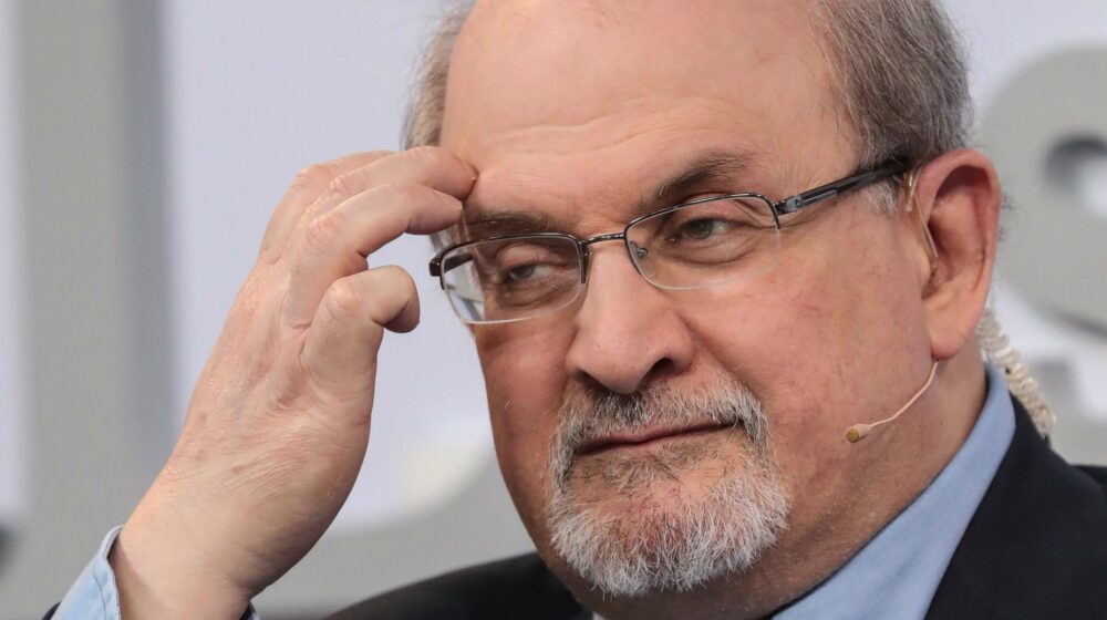 Pisac Salman Ruždi skinut sa respiratora, možde da govori 1