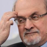 Pisac Salman Ruždi skinut sa respiratora, možde da govori 9