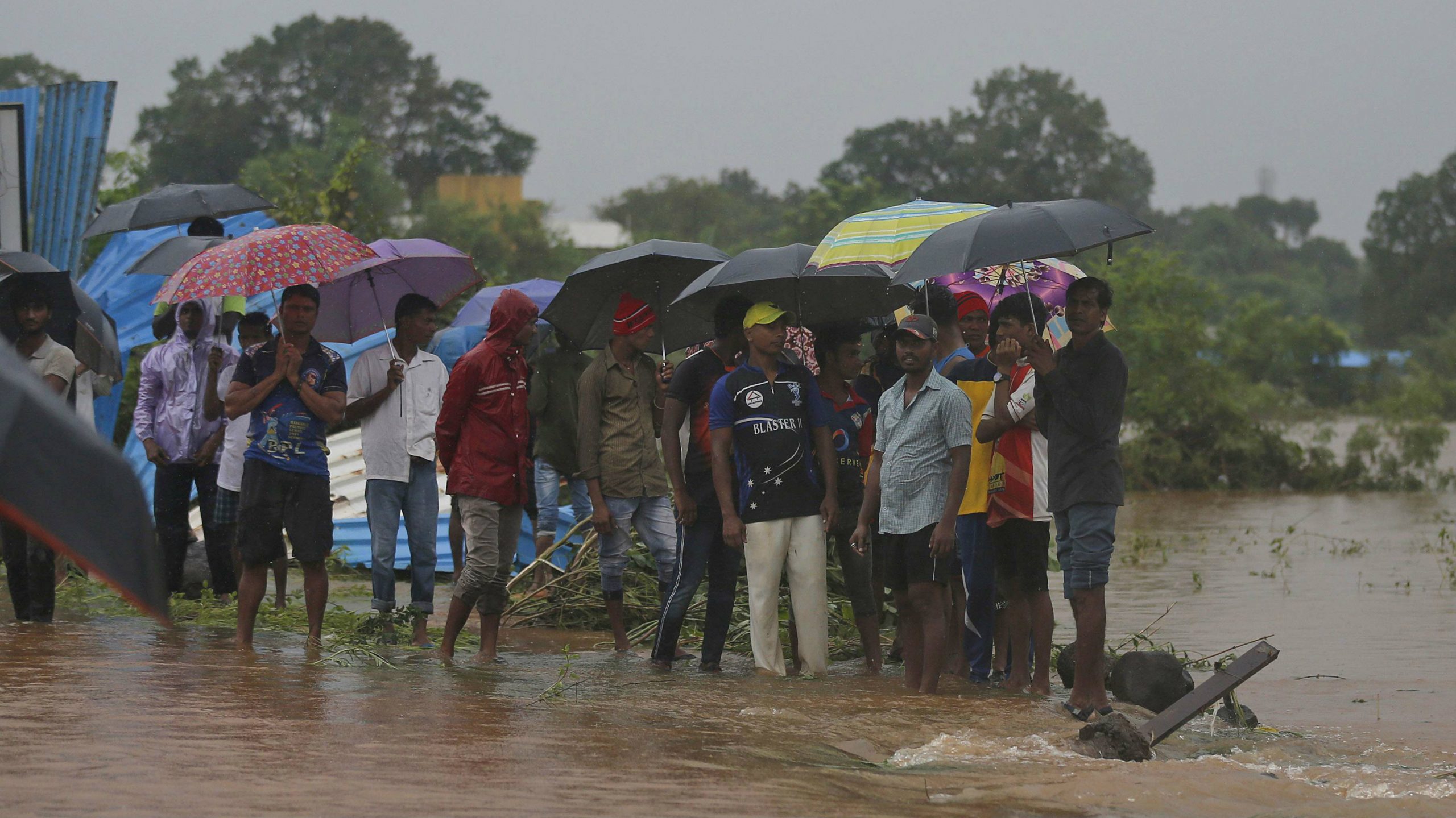 Spasioci evakuisali 700 putnika iz poplavljenog voza u Indiji 1