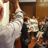 Desničari upali na predstavu o Srebrenici, publika i glumci ih terali napolje (VIDEO) 10