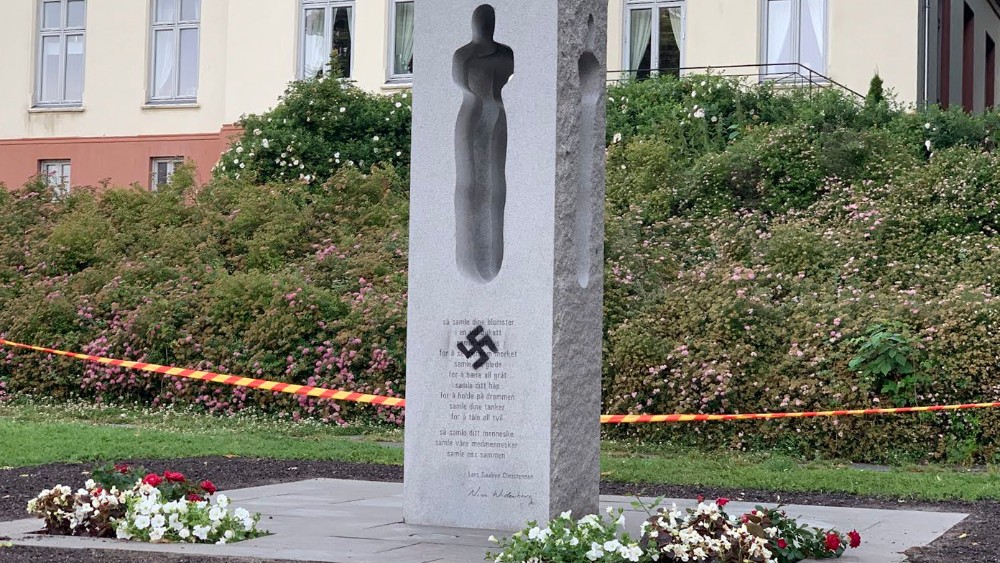 Spomenik žrtvama Utoje u Norveškoj išaran kukastim krstom 1