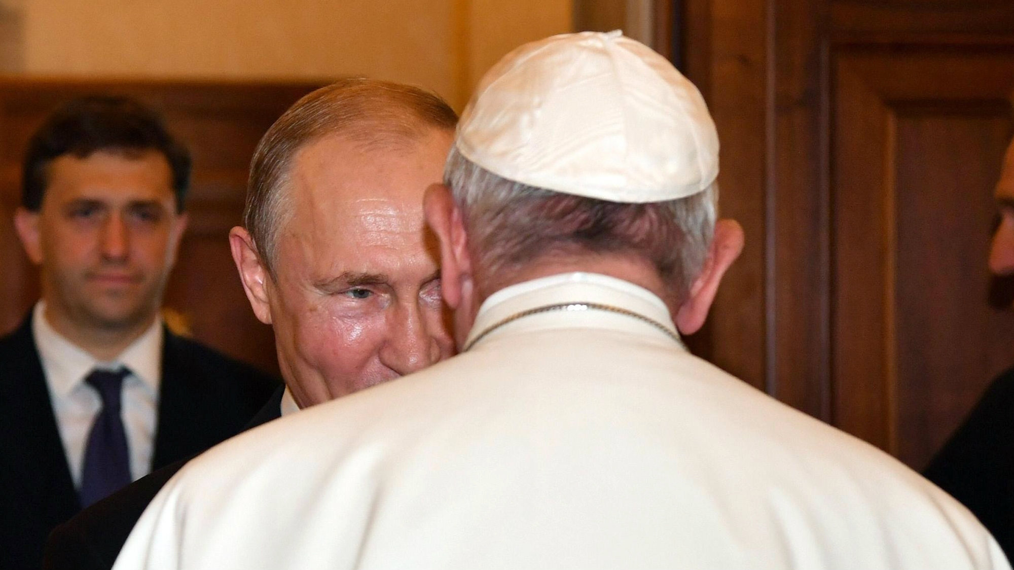 Putin poklonio Papi komemorativnu medalju iz Prvog svetskog rata 1