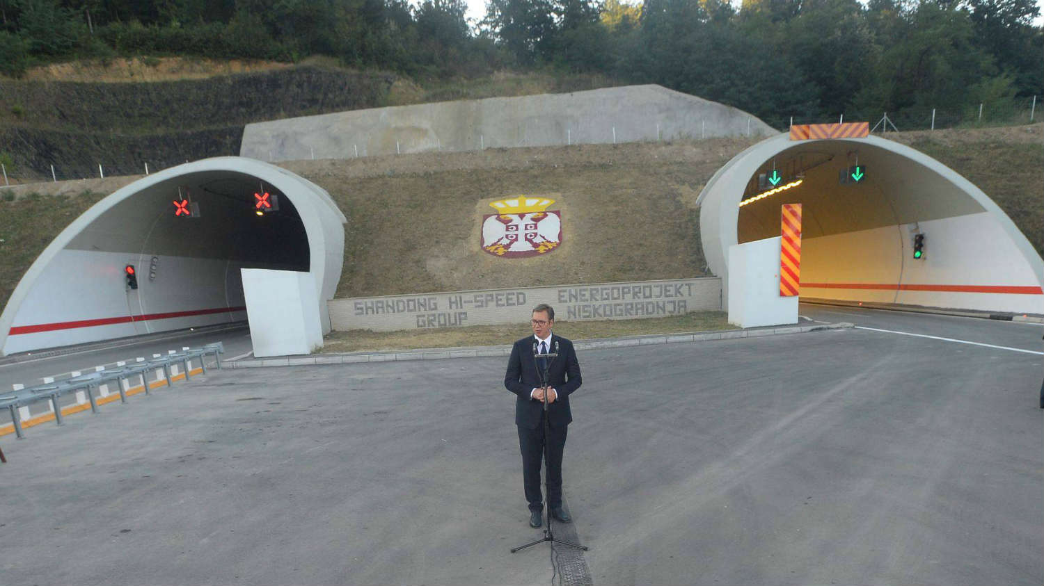 Vučić apsolutni rekorder u sečenju vrpci 1