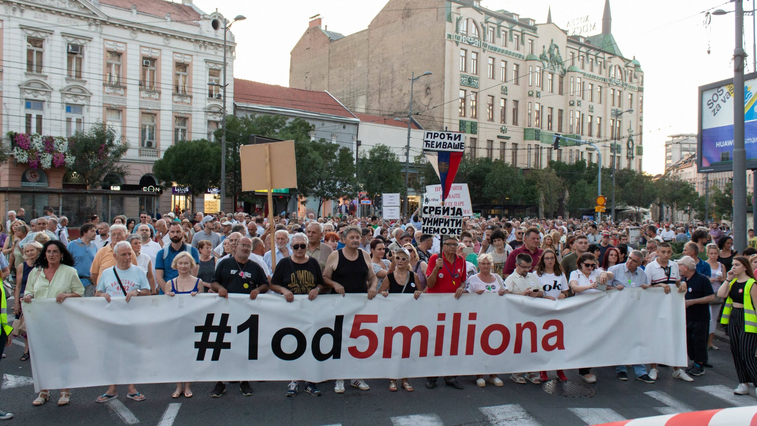 Protest "1 od 5 miliona": Guranje demonstranata i obezbeđenja kod Predsedništva 1