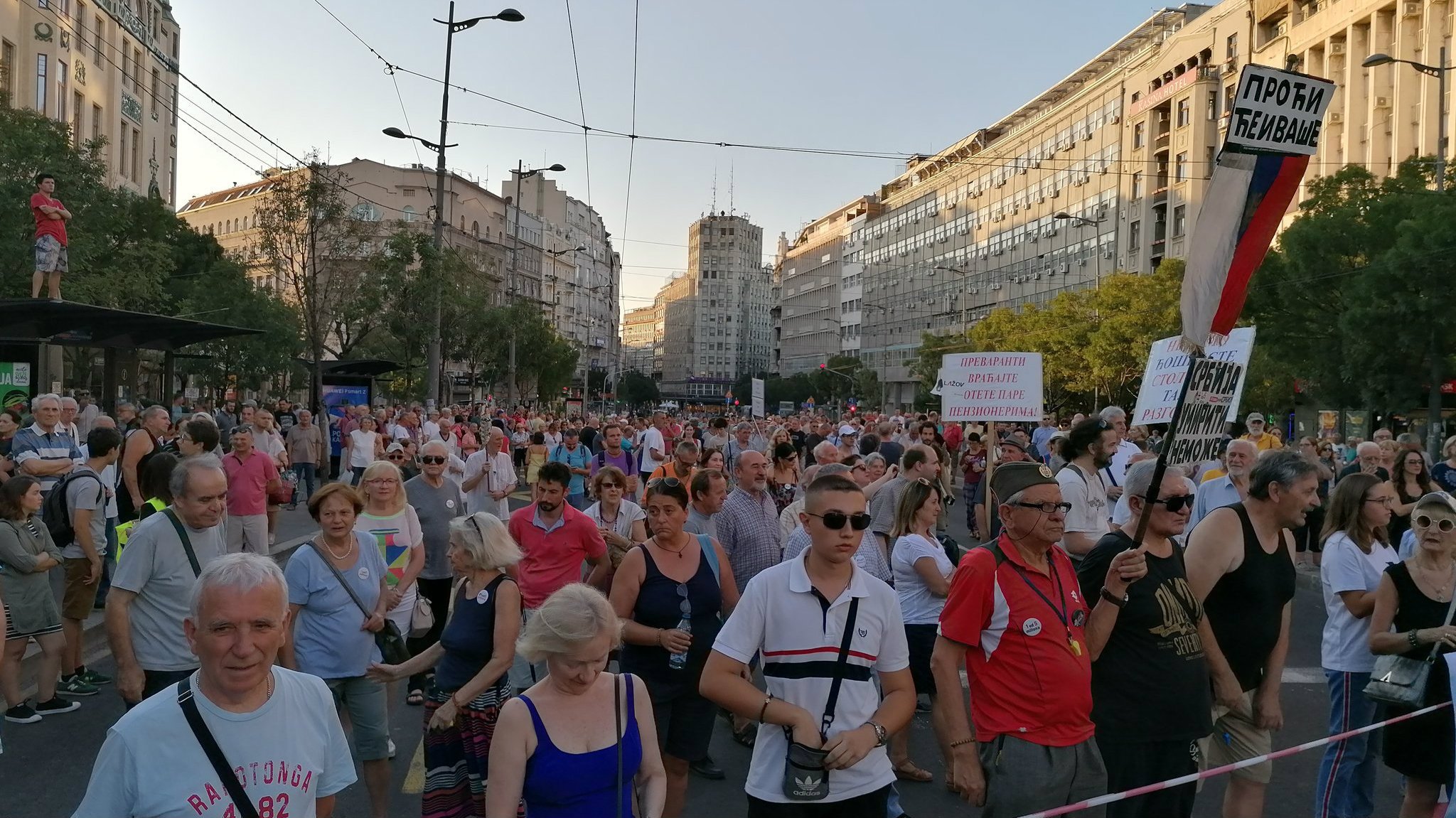 Protest "1 od 5 miliona": Guranje demonstranata i obezbeđenja kod Predsedništva 3