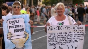 Protest "1 od 5 miliona": Guranje demonstranata i obezbeđenja kod Predsedništva 4