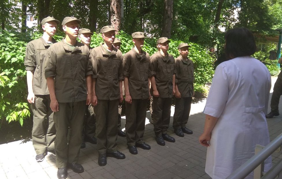 Ukrajinski vojnici u redu da se vakcinišu