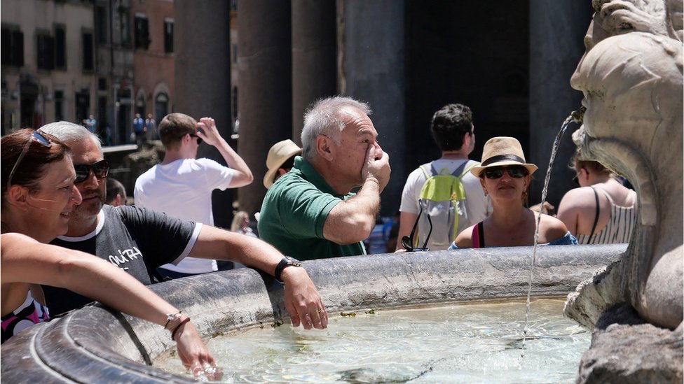 turisti se umivaju u fontani