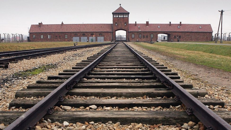 pruga ispred glavnog ulaza u Aušvic dva