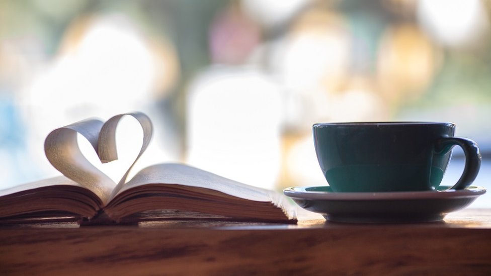 Kakav je uticaj čitanja na mentalno zdravlje 1 Heart shape made from book pages and coffee