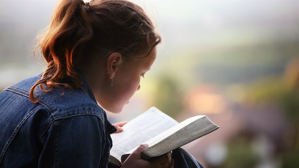 Kakav je uticaj čitanja na mentalno zdravlje 7 A young woman intently reading a book