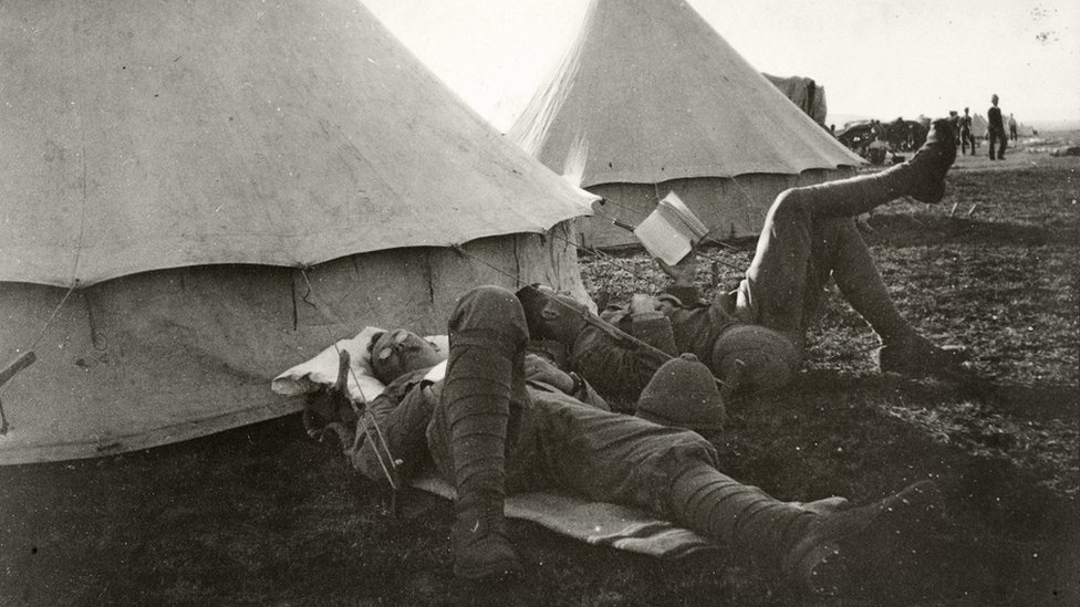 Kakav je uticaj čitanja na mentalno zdravlje 5 Two British soldiers relaxing outside their tent. One of them is reading a book.