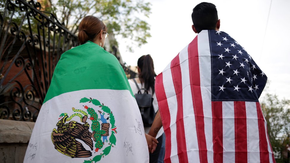 Pucnjave u Americi: Hoće li se nešto promeniti u Americi posle novih napada u kojima je 29 ljudi izgubilo život 1 par sa meksičkom i američkom zastvom nakon napada u el pasu