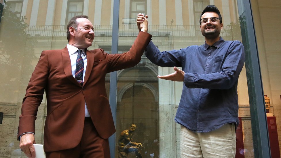 Kevin Spejsi se vratio u javnost čitanjem poezije u Rimu 3 Spejsi i pesnik Gabriele Tinti