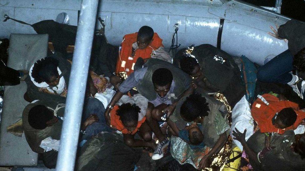 Izrael i tajna operacija: Turističko selo koje su vodili špijuni 7 Etiopski Jevreji se prevoze čamcem od obale do mornaričkog broda