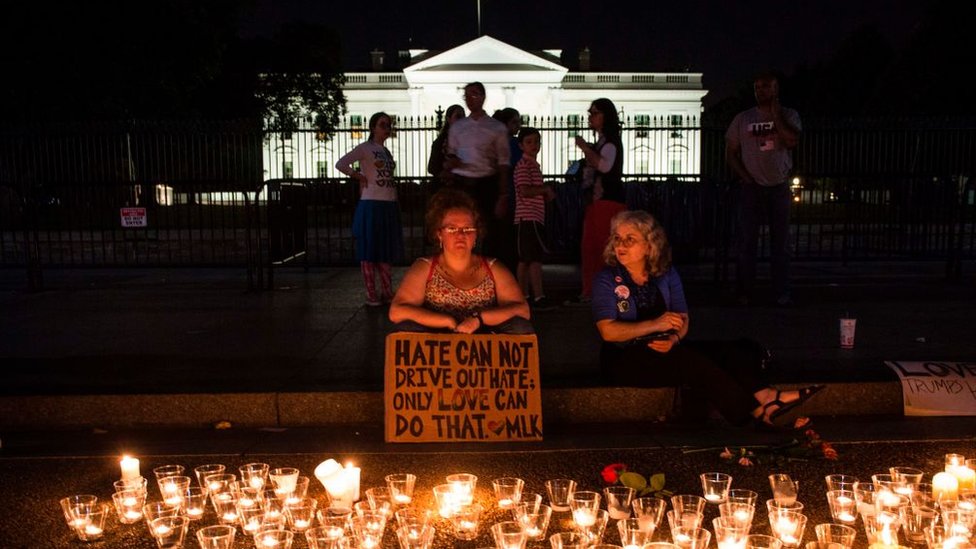 Bdenje ispred Bele kuće nakon što je belački suprematista ubio ženu u Šarlotsvilu, u Virdžiniji
