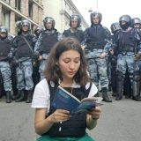 Ruska „Tjenanmen tinejdžerka“ protestovala ispred policijskog kordona 5