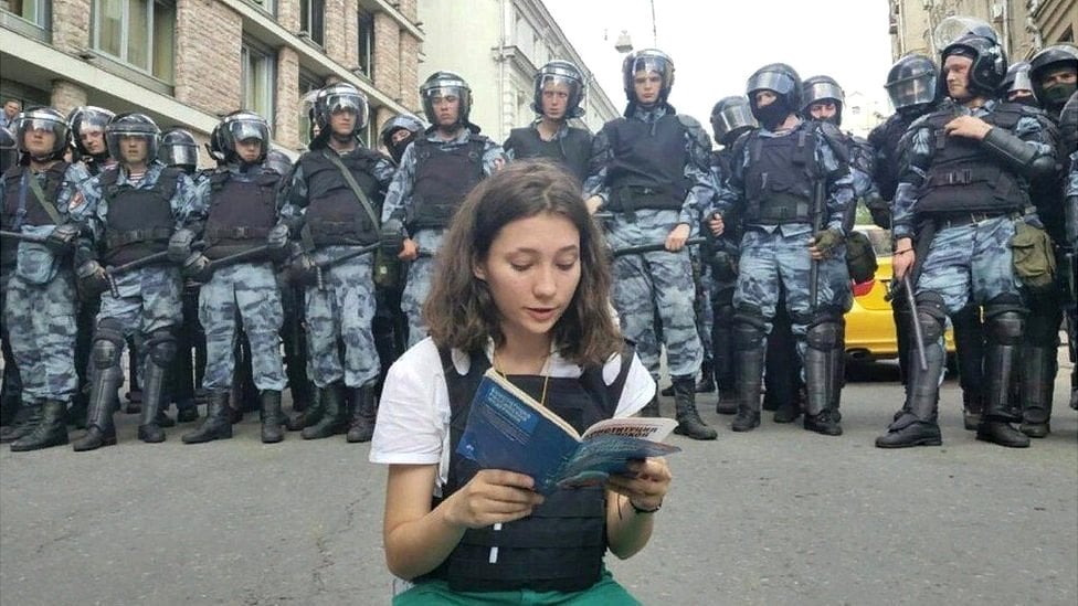 Olga čita ustav