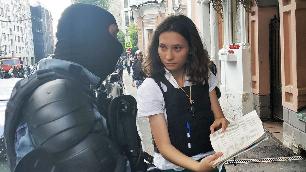 Olga pokazuje ustav policajcu