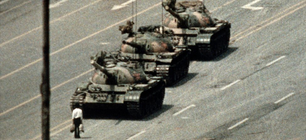 Fotografija čoveka ispred tenka na trgu Tjenanmen u Pekingu 1989. godine.