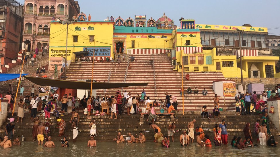 Indijski sveti grad Varanasi na obali reke Gang