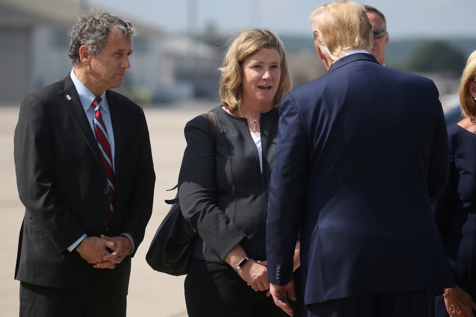 Amerika: Tramp u poseti Dejtonu i El Pasu 3 Donald Trump talks with Nan Whaley at Wright-Patterson Air Force Base, 7 August