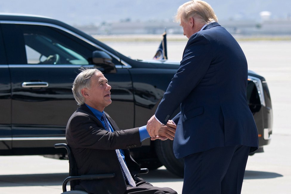 Amerika: Tramp u poseti Dejtonu i El Pasu 2 US President Donald Trump (R) greets Texas Governor Greg Abbott in El Paso, 7 August