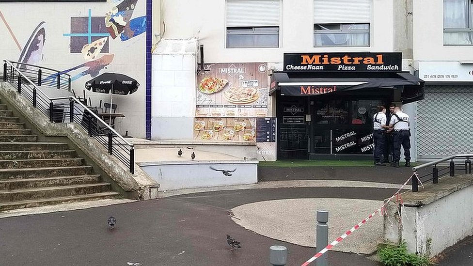 Pucnjava u Parizu: Ubili konobara jer je zakasnio sa sendvičem 1 Police stand in front of the shop where a waiter was shot dead by a customer allegedly angry at having to wait for a sandwich, in the eastern Paris suburb of Noisy-le-Grand on August 17, 2019