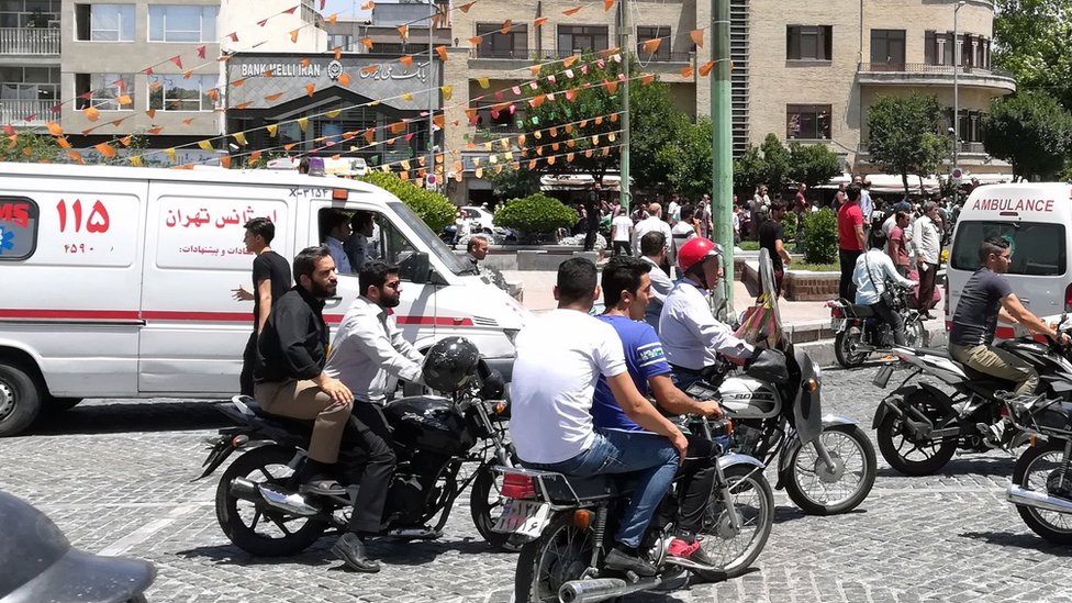 Kola hitne pomoći okružene motorima u Teheranu, Iran (7 jun 2017)