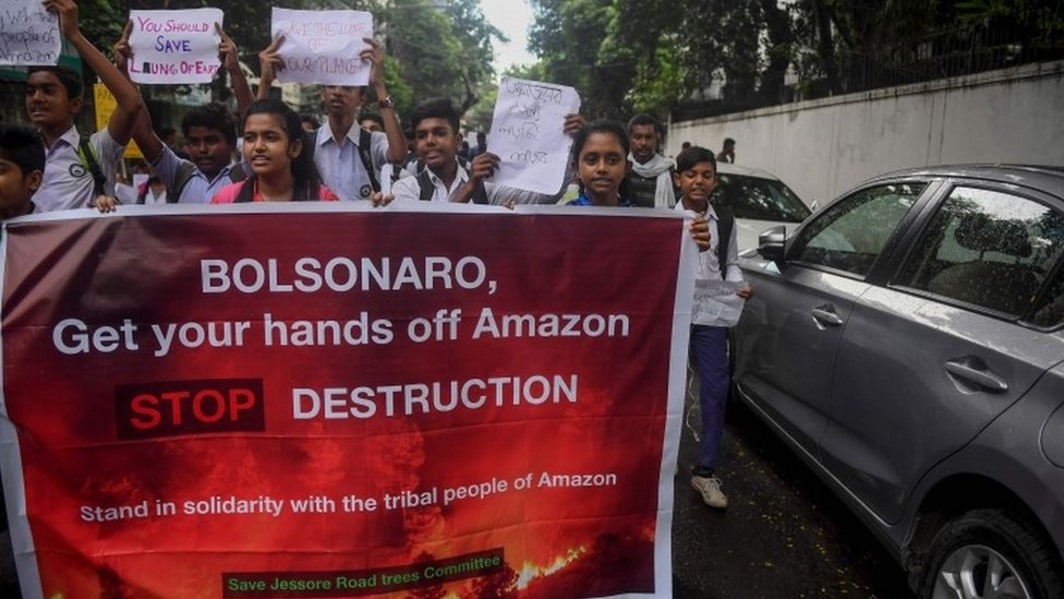 Mladi protestuju u blizini brazilskog konzulata u Indiji