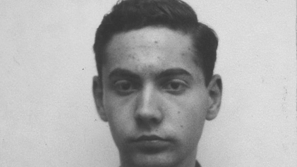 Američki špijun koji je Sovjetima doturao informacije o atomskoj bombi i izvukao se 1 Picture of Theodore Hall that was used in his security badge in Los Alamos
