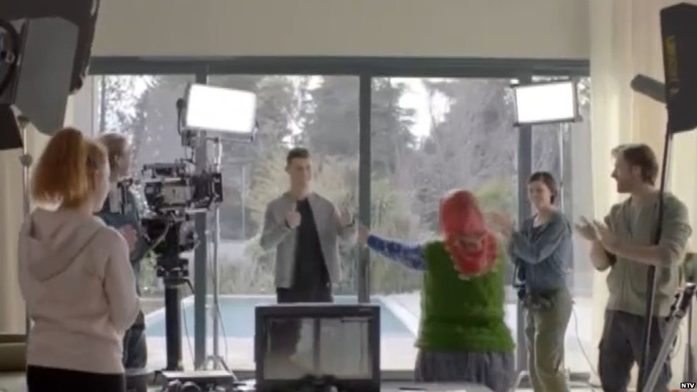 Klimatske promene i pozorište: Bakice iz Turske glume da bi spasile planetu 3 Turkish granny filming ad with Christiano Ronaldo