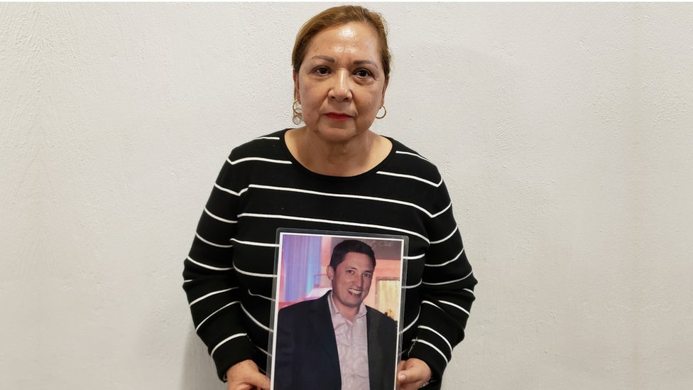 Meksiko: Grad u kome se strah može opipati 3 Guadalupe Aguilar holds up a framed photograph of her missing son